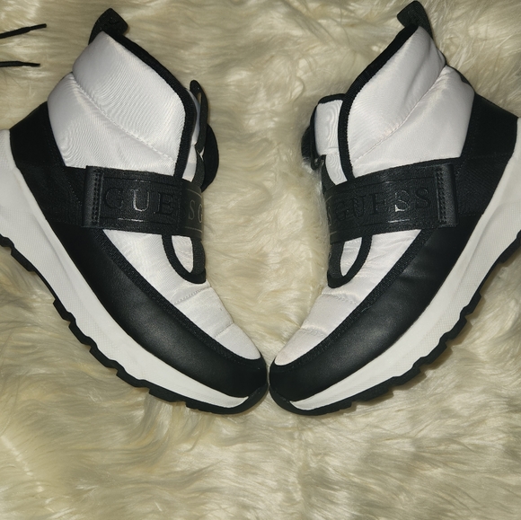White and Black Guess factory boots. Size 8.5 - Picture 4 of 6